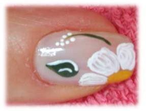 Unhas decoradas com flor branca